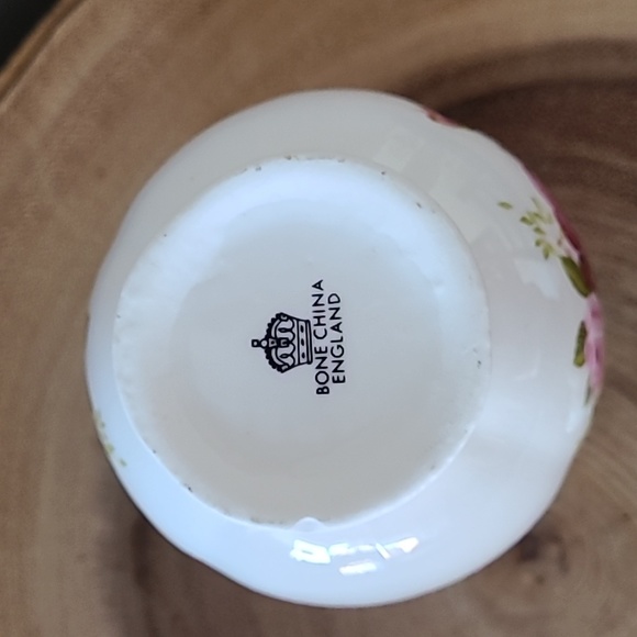 Vintage Duo: Royal Albert Old Country Roses vanity set - Picture 7 of 9